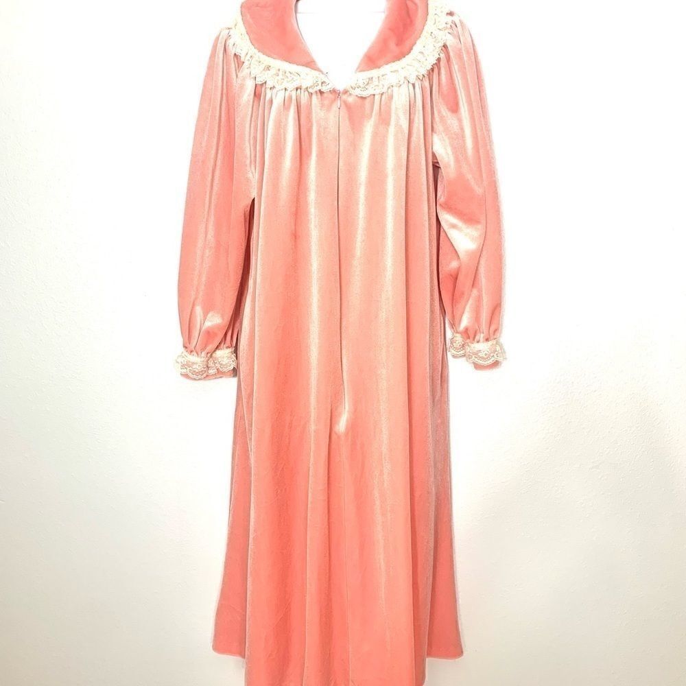 Vintage 80’s Komar Velour Pastel Pink Victorian Lace Robe Leisurewear